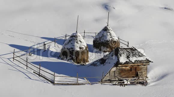 偏僻的乡村房子和未受影响的雪视频的预览图