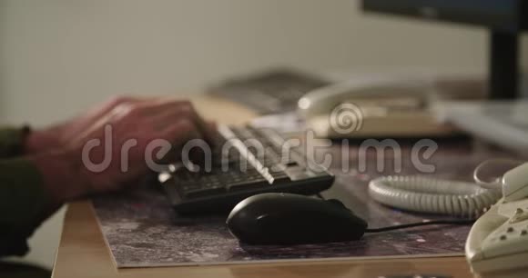 男性手在电脑键盘上打字触摸鼠标视频的预览图