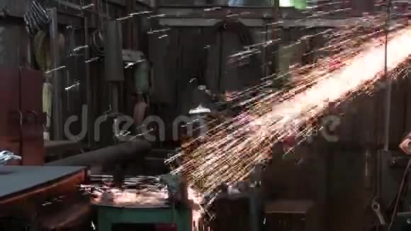 钢结构的电轮磨削及热火花视频的预览图