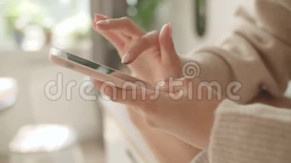 在家中使用现代智能手机设备关闭女性的手视频的预览图