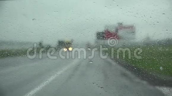 雨天开车车窗前景视频的预览图