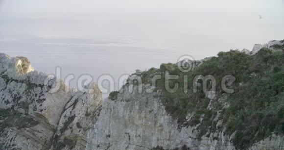 海平浪静的近海岩石形成图视频的预览图