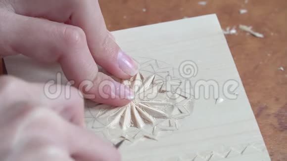 手工木雕精致的手工雕刻传统的乡村艺术品视频的预览图