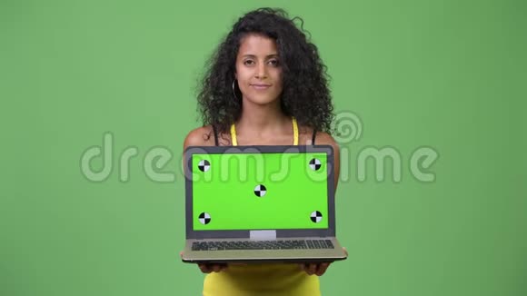 年轻漂亮的西班牙裔女人展示笔记本电脑视频的预览图