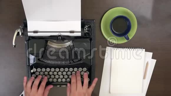 商人用老式打字机打字喝杯咖啡视频的预览图