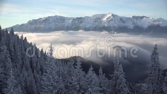 白雪皑皑的树木群山和白色蓬松的云彩快速运动的壮丽景观视频的预览图