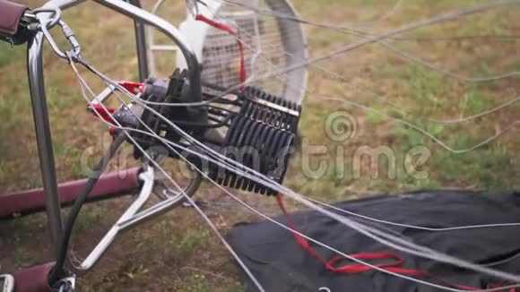 冒险热气球西瓜通过通风风扇鼓风机将火焰引导到信封和冷空气中视频的预览图