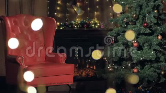 圣诞节室内壁炉圣诞老人椅子靠近圣诞树4K视频的预览图