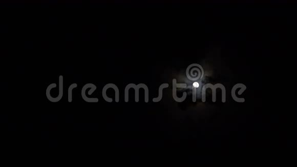 月亮与云在夜晚视频的预览图