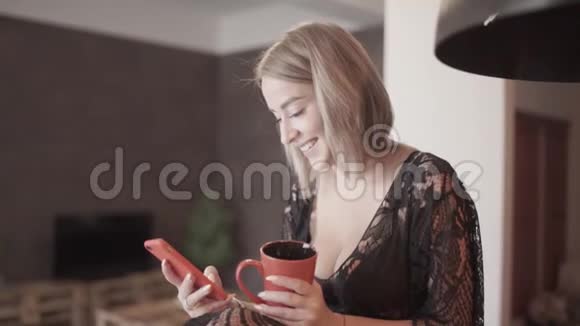 年轻快乐的金发女孩使用智能手机与坐在桌子上的男朋友交流视频的预览图
