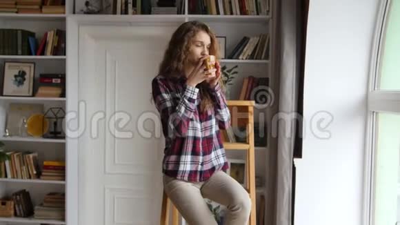 一位美丽的年轻女子在窗边喝咖啡视频的预览图