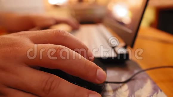 手抓鼠标人用电脑工作与笔记本电脑合作近距离射击视频的预览图