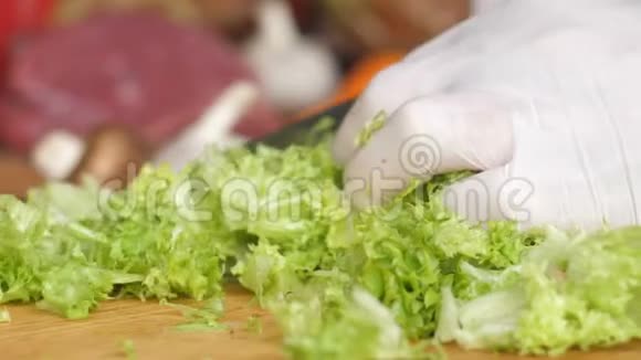 切菜莴苣叶用刀双手翻白手套侧视汉堡的成分一个大计划视频的预览图