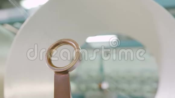 大型玻璃螺纹展开穿过孔视频的预览图