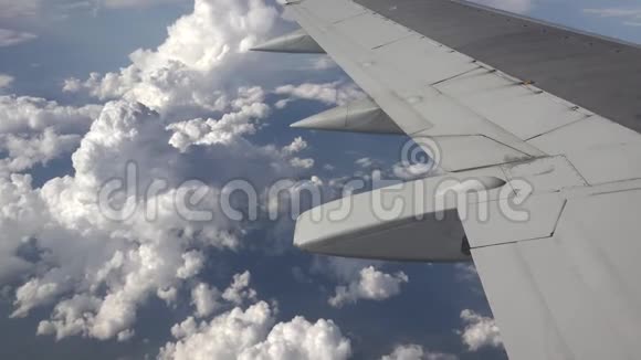 大飞机机翼飞越蓬松的云层和平安全地飞行视频的预览图