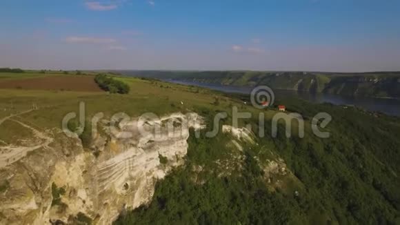 4K空中无人机镜头的夫妇在悬崖上奇妙的旅行概念视频的预览图