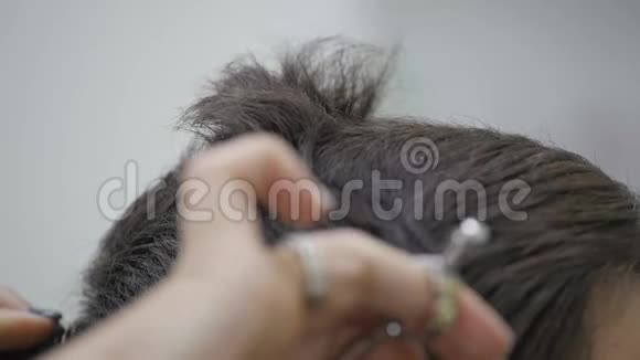 男人在理发店或发廊发型烧烤店视频的预览图