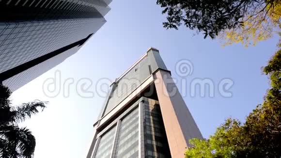 城市玻璃建筑俯瞰城市中心城区的绿色公园视频的预览图