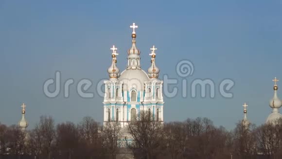 四月阳光明媚的早晨观赏古老的Smolny大教堂圣彼得堡视频的预览图