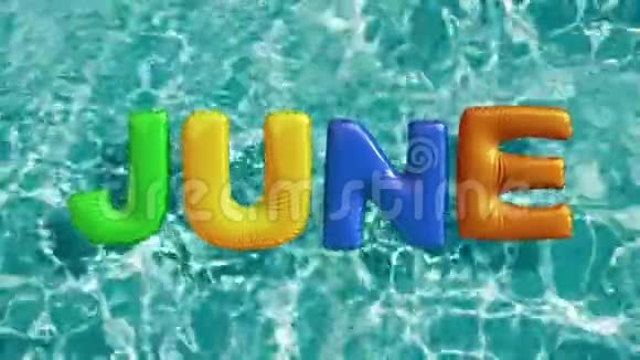 一句话JUN形状的充气游泳圈漂浮在清爽的蓝色游泳池里视频的预览图