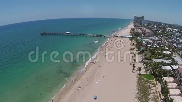 桑迪佛罗里达海滩和码头的鸟瞰图视频的预览图
