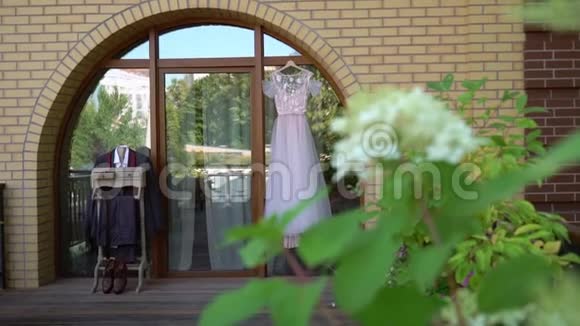 伴娘和新娘的豪华婚纱新娘白色礼服和新郎套装视频的预览图