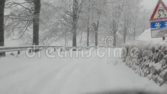 大雪下的山路视频的预览图
