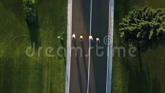 四人骑自行车鸟瞰视频的预览图