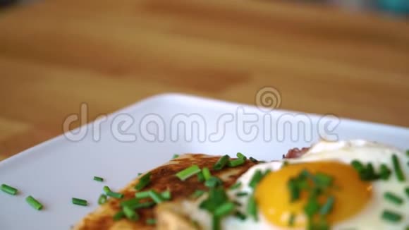 美味的早餐薄饼和菠菜及鸡蛋视频的预览图