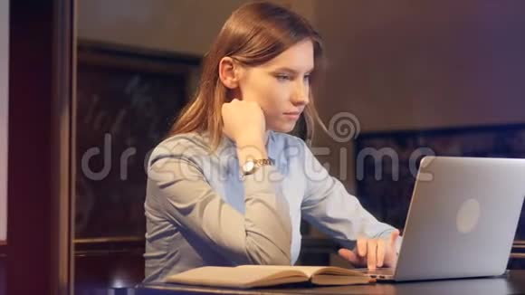 可爱的女士在笔记本电脑上工作滑滑梯高清视频的预览图