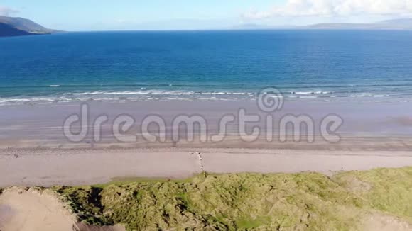 爱尔兰海岸美丽的色彩鸟瞰图视频的预览图