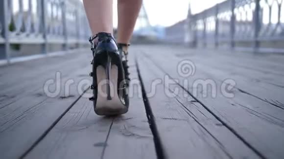 穿着高跟鞋在桥上行走的特写双脚视频的预览图