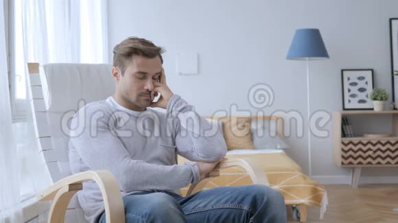 睡累了的中年男人坐在休闲椅上视频的预览图