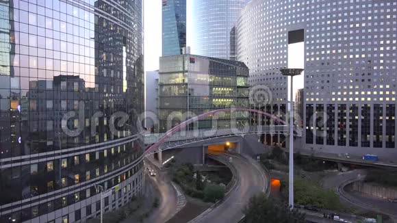 晚间商务大楼和街道车的交通视频的预览图