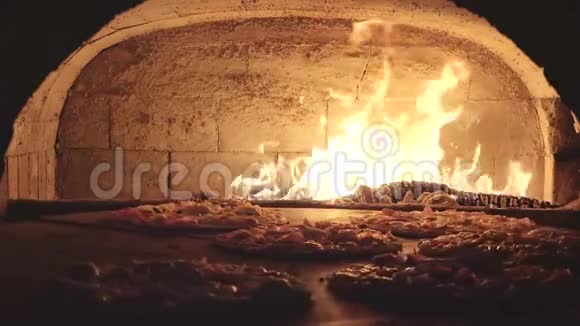 在木制烤箱上烤披萨火焰燃烧视频的预览图