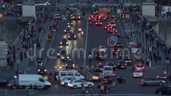 交通繁忙汽车在街上驶过模糊了视频的预览图