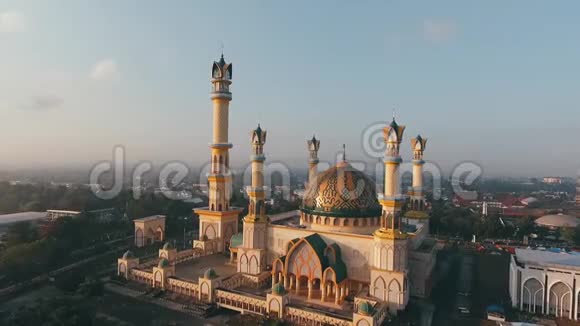 空中无人机观景清真寺视频的预览图