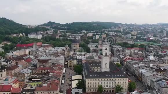 屋顶和街道老城利沃夫乌克兰旧城的中心部分春天的欧洲城市人口稠密地区视频的预览图