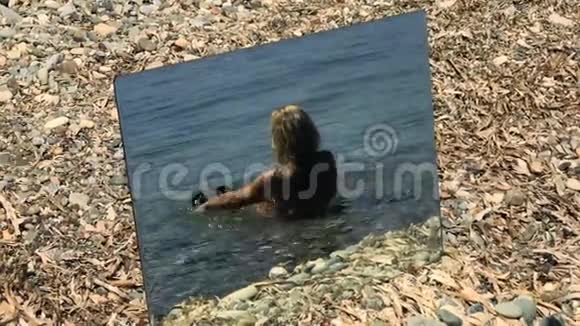 镜中的女人在石海岸边视频的预览图