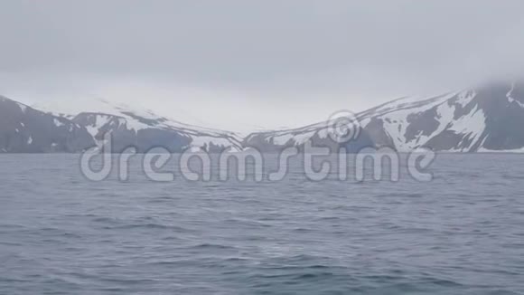 岛上雪山岭和海水冬季景观视频的预览图