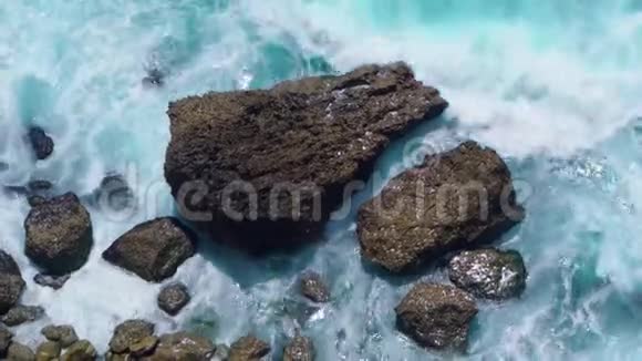 海景海岸海浪拍打岩石视频的预览图