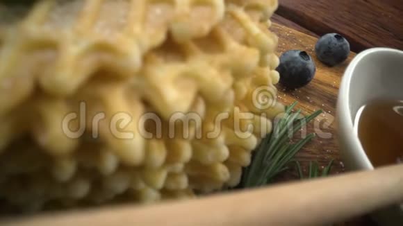灰色木制桌子上的盘子里放有浆果的自制华夫饼视频的预览图