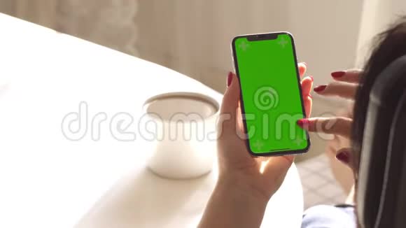 女性手握智能手机绿色屏幕赫罗莫基这个女人有一个红色的指甲视频的预览图