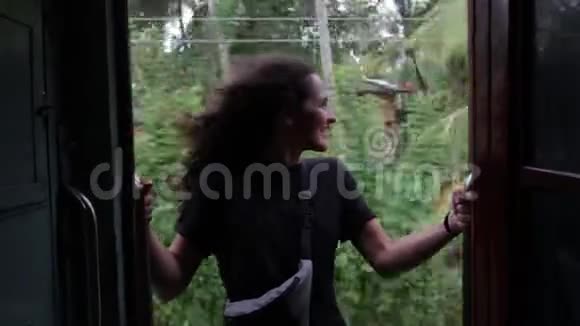这女孩正在热带森林乘火车旅行视频的预览图