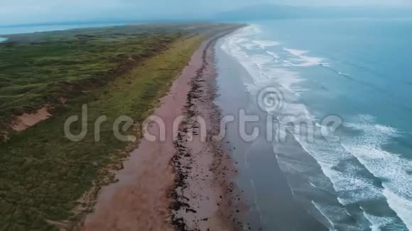 大西洋上爱尔兰英奇海滩上令人惊叹的飞行镜头视频的预览图