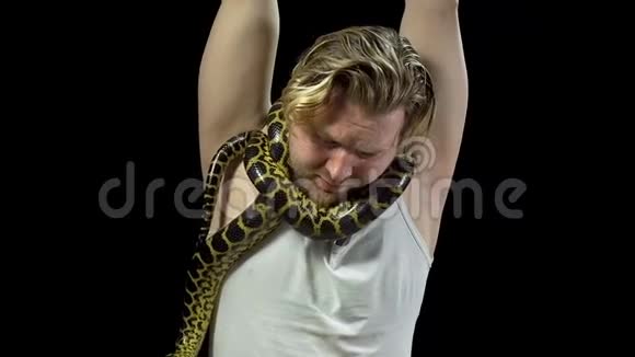 戴着蟒蛇脖子的人视频的预览图