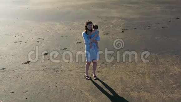 空中拍摄的海滩上的一对母婴视频的预览图