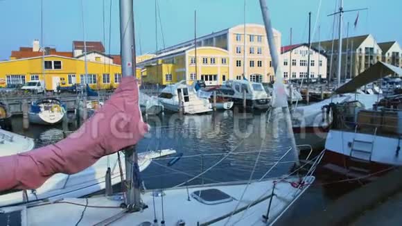 游艇和帆船停靠在哥本哈根港夏季旅游欧洲小镇视频的预览图