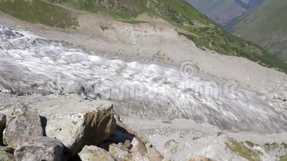 高加索山脉美丽峡谷的全景视频的预览图