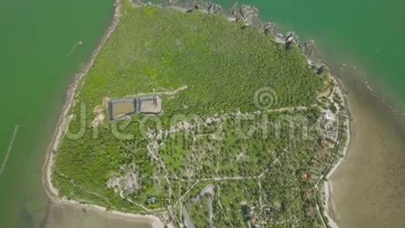 绿色岛屿有度假酒店和沙滩海景空中无人驾驶飞机热带岛屿的景观视频的预览图